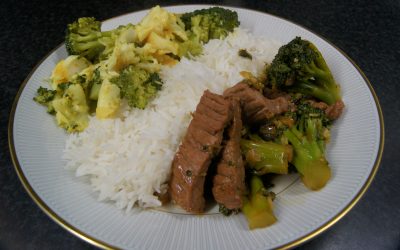 Kokosviscurry en geroerbakte biefstukreepjes met broccoli