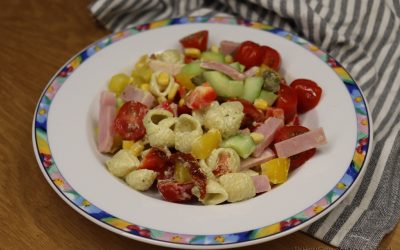 Laagjes-salade met pasta en pesto-dressing