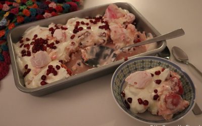 Griekse yoghurt met merengue, aardbeien en granaatappelpitjes