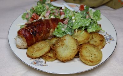 Gebakken aardappels, sla en kip-spek-rolletjes