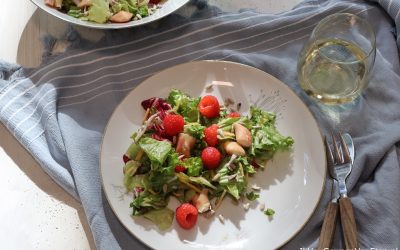 Salade met frambozen en serrano-roomkaas rolletjes